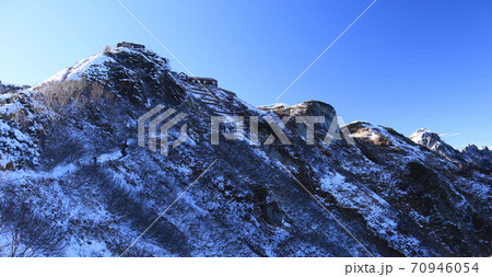 北アルプス燕岳への道 初冠雪 合戦尾根登山道から燕山荘、燕岳山頂を仰ぎ見る 北アルプス燕岳への道 初冠雪 合戦尾根登山道から燕山荘、燕岳山頂を仰ぎ見る 70946054