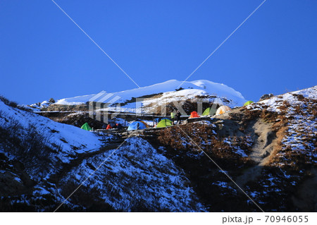 北アルプス燕岳への道　初冠雪　合戦尾根登山道から燕山荘テント場を仰ぎ見る 70946055
