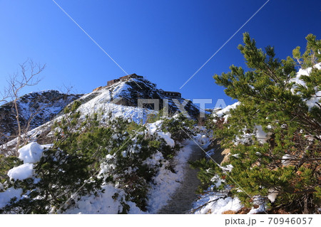 北アルプス燕岳への道　初冠雪　合戦尾根登山道から燕山荘を仰ぎ見る 70946057