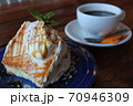 カフェでシフォンケーキとホットコーヒー 70946309