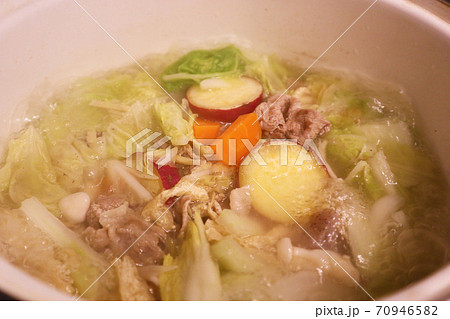 鍋の中の豚汁 70946582