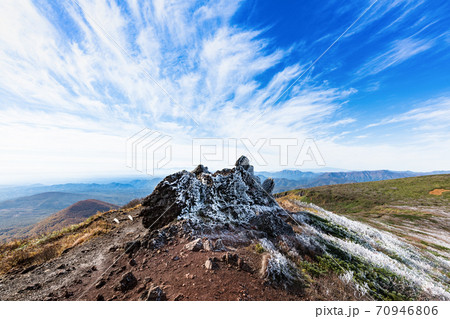 栗駒山登山道稜線霧氷の天狗岩 栗駒山登山道稜線霧氷の天狗岩 70946806
