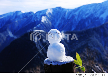 北アルプス燕岳への道 初冠雪 合戦尾根登山道 大天井岳、常念岳をバックに 雪だるま 北アルプス燕岳への道 初冠雪 合戦尾根登山道 大天井岳、常念岳をバックに 雪だるま 70946814