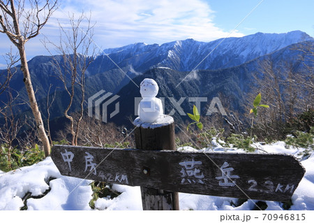北アルプス燕岳への道　初冠雪　合戦尾根登山道　大天井岳、常念岳をバックに　雪だるま 70946815