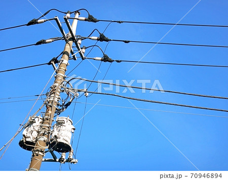晴れ間に見る高圧線と変圧トランス2基 70946894