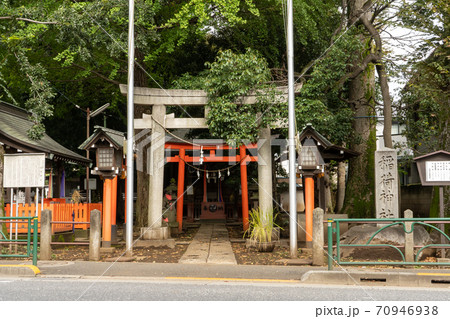 東京都杉並区松庵）西高井戸松庵稲荷神社の参道と鳥居と石碑 70946938