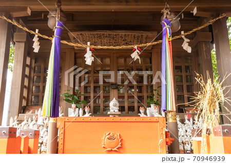 東京都杉並区松庵)西高井戸松庵稲荷神社の参道脇にある御堂 東京都杉並区松庵)西高井戸松庵稲荷神社の参道脇にある御堂 70946939