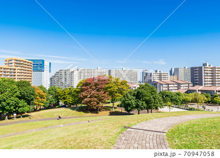 マンションが建ち並ぶ郊外の住宅地 70947058