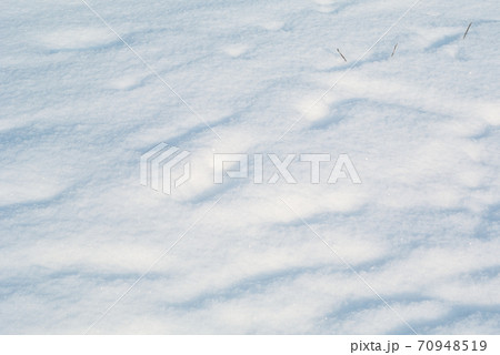 Surface of pure white snow with bumps 70948519