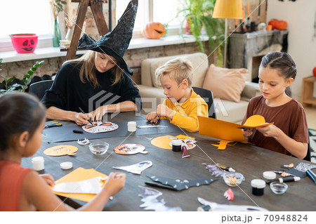 Art teacher drawing Halloween pictures with kids Art teacher drawing Halloween pictures with kids 70948824