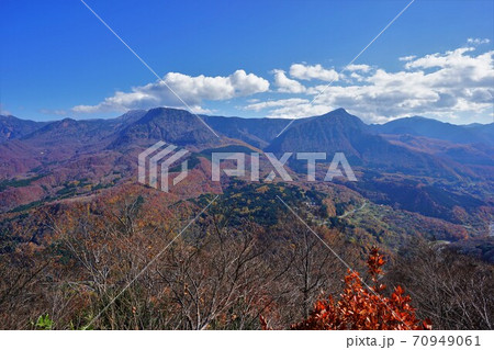 赤クラの頭からの苗場山と佐武流山の稜線 70949061