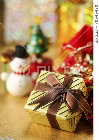 クリスマスイメージ　プレゼント 70949430