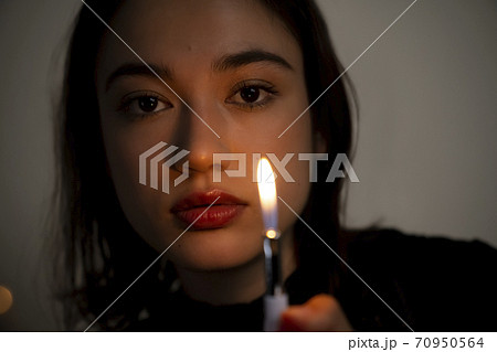 ライターを持つ女性のポートレート 70950564