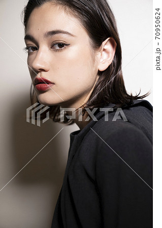 クールな女性のポートレートの写真素材