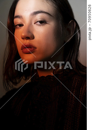 女性のビューティーポートレート 女性のビューティーポートレート 70950626