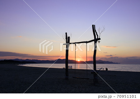 京都府・夕日ヶ浦 ビーチブランコゆらり 夕日 京都府・夕日ヶ浦 ビーチブランコゆらり 夕日 70951101