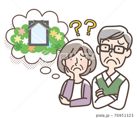 お葬式について悩む老夫婦 70951323