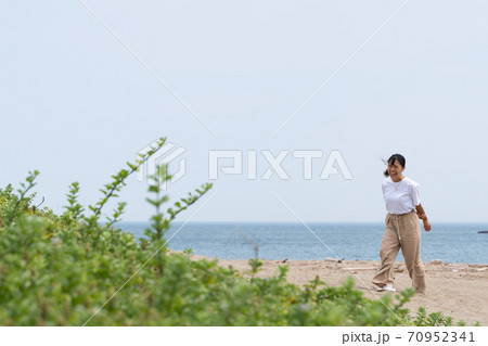 砂浜を歩く女性 砂浜を歩く女性 70952341