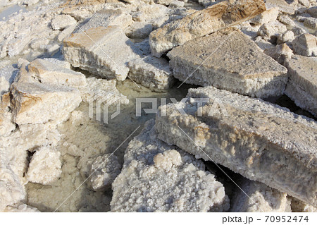 エチオピア・ダナキル砂漠のアサレ塩湖で採掘される岩塩ブロック 70952474