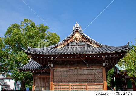 青空と入母屋造の屋根 青空と入母屋造の屋根 70952475