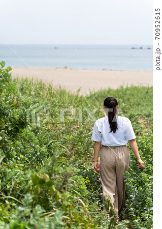 海 砂浜 草 歩く 女性 海 砂浜 草 歩く 女性 70952615