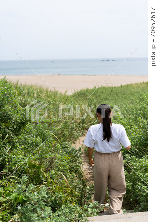 海 砂浜 草 歩く 女性 海 砂浜 草 歩く 女性 70952617