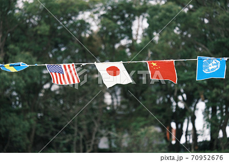 風に揺れる世界の国旗 70952676