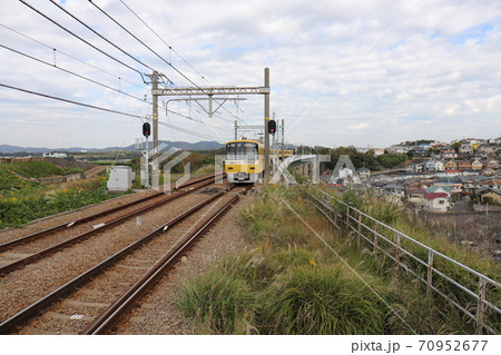 三崎口駅を出発した1000系電車 70952677