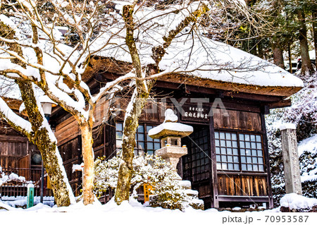 雪降り積もる日向見薬師堂 雪降り積もる日向見薬師堂 70953587