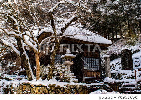 雪降り積もる日向見薬師堂 70953600