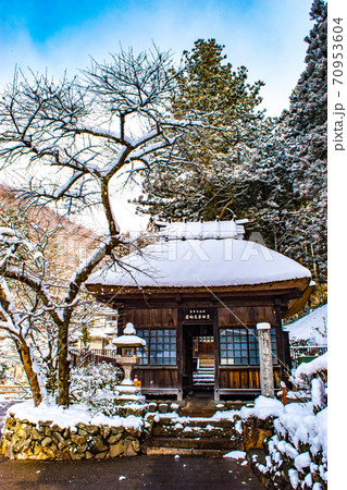 雪降り積もる日向見薬師堂 70953604
