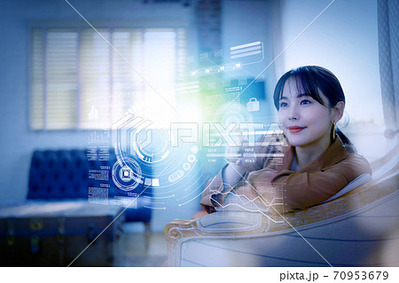 デジタルトランスフォーメーションと女性のイメージ デジタルトランスフォーメーションと女性のイメージ 70953679