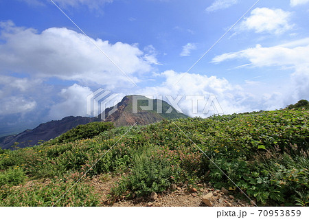 [定額] 磐梯山の登山道の風景 ( 山頂直下の登山道から火口壁を撮影 ) 70953859