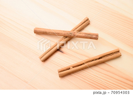 テーブルの上のシナモンスティック 70954303