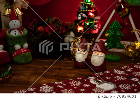 サンタクロースの人形 クリスマスイメージ サンタクロースの人形 クリスマスイメージ 70954601