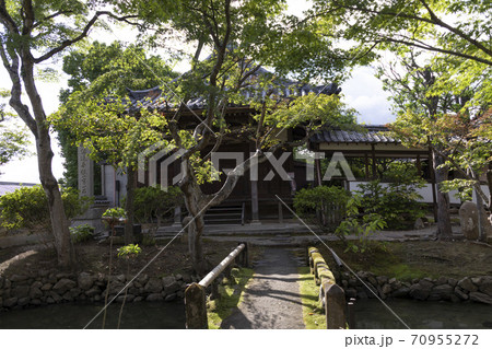 新薬師寺の香薬師堂と青紅葉 70955272