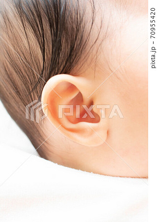 赤ちゃんの耳 70955420