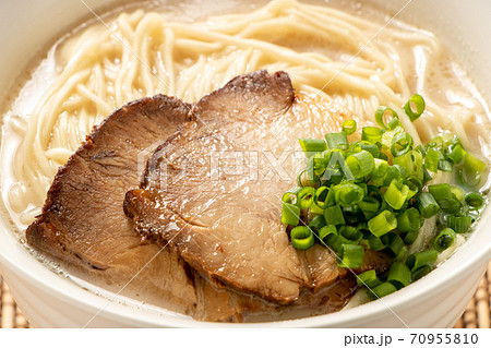 博多風とんこつラーメン。(具は、チャーシュー・青ねぎ。) 博多風とんこつラーメン。(具は、チャーシュー・青ねぎ。) 70955810