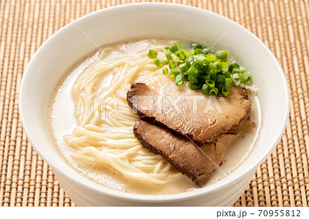 博多風とんこつラーメン。(具は、チャーシュー･青ねぎ。) 70955812