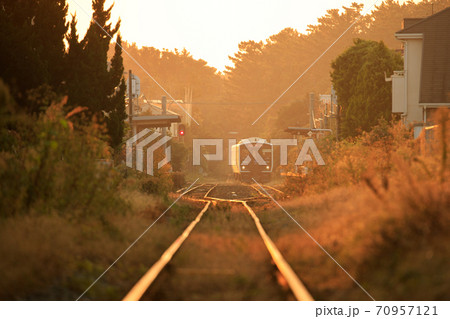 夕時のローカル線（JR九州・香椎線） 70957121