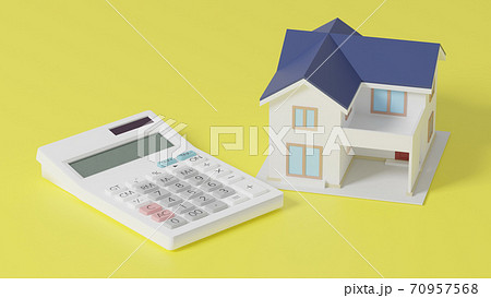 平面上に置かれたおもちゃの住宅と電卓 平面上に置かれたおもちゃの住宅と電卓 70957568