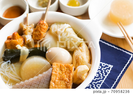 テイクアウトのおでんを熱々にして食卓へ 70958236