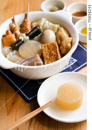 テイクアウトのおでんを熱々にして食卓へ 70958245