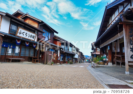 岐阜県恵那市岩村町岩村城のふくろう商店街の古い町並み 岐阜県恵那市岩村町岩村城のふくろう商店街の古い町並み 70958726