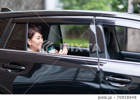 車に乗る女性 ビジネスイメージの写真素材