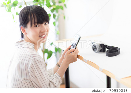 ネット販売のためにスマホで写真を撮る女性 ネット販売のためにスマホで写真を撮る女性 70959013