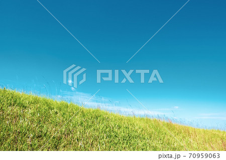 【自然風景】青空の下の草原の丘　背景素材 70959063
