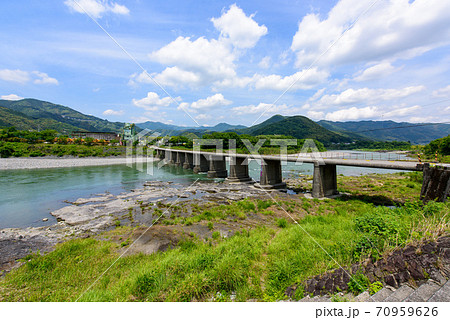高知県仁淀川にかかる沈下橋（中仁淀沈下橋） 70959626