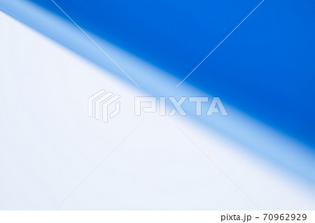 背景素材　ホワイトxブルー　写真素材 70962929