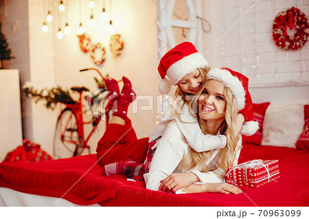 Mother with cute daughter at home 70963099